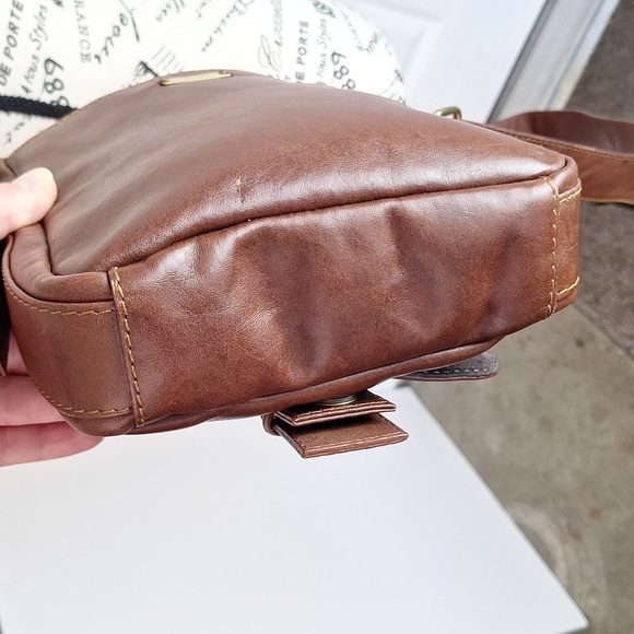 Hide Sign Leather Crossbody Messenger Bag - Picture 14 of 15